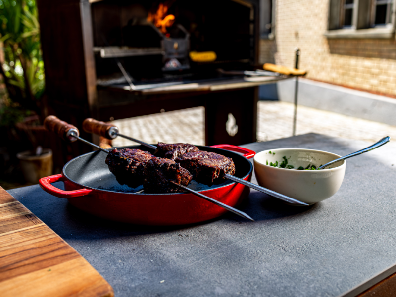 Black Angus Picanha angerichtet mit grilliertem Mais und Kräuteröl