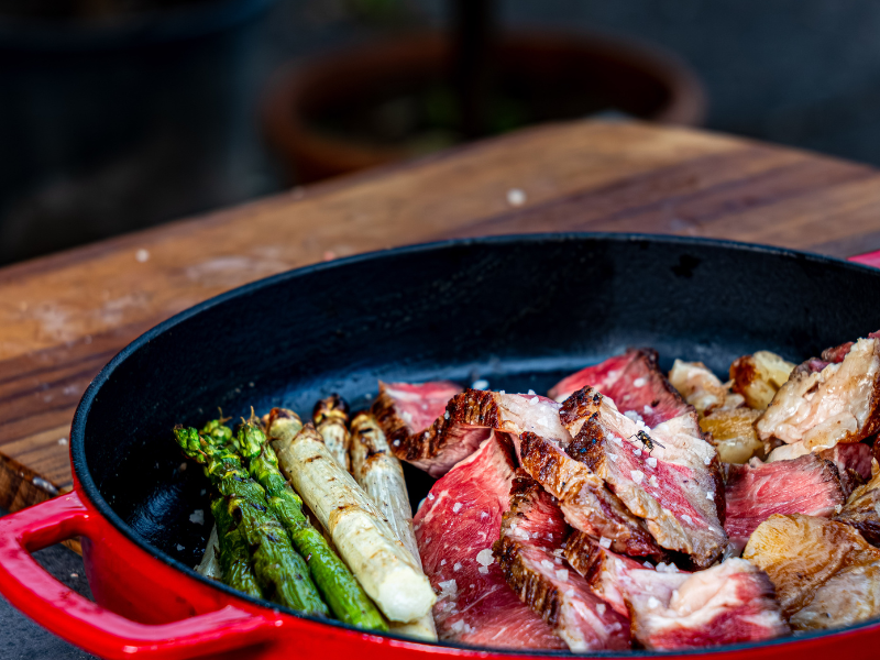 Dry Aged Black Angus Kotelett mit grilliertem zweierlei Spargel
