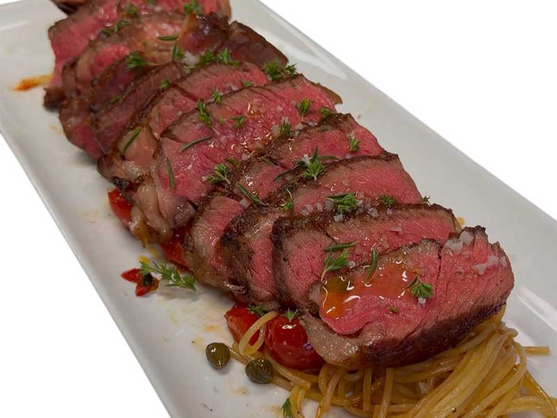 Steak Pasta Rezept – Black Angus Steak mit Kräutern, Tomaten und Kapern