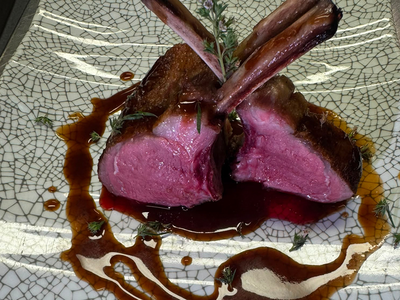 Weidelamm-Rack Rezept – Schweizer Weidelamm mit Portweinjus perfekt zubereitet