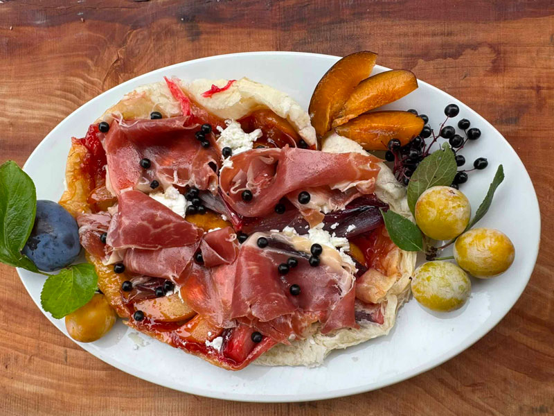 Herzhafte Tarte Tatin mit Früchten