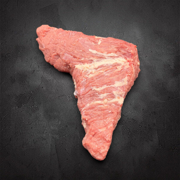 Swiss Black Angus Tri-Tip Bäbättli roh auf dunklem Hintergrund
