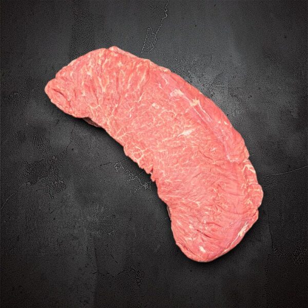 Swiss Black Angus Bavette roh auf dunklem Hintergrund