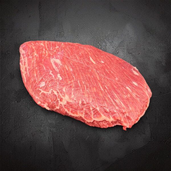 Swiss Black Angus Flank Steak roh auf dunklem Hintergrund