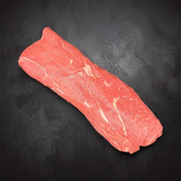 Swiss Black Angus Flat Iron Steak roh auf dunklem Hintergrund